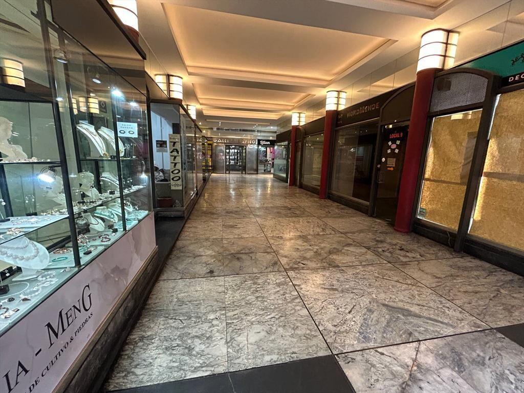 Alquiler - Local Comercial de 22 m2 en galería - 18 de Juli