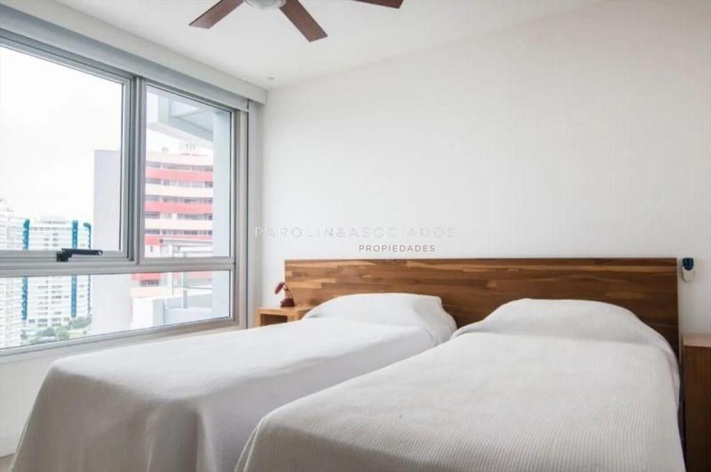 Apartamento en venta en piso alto en Forest Punta