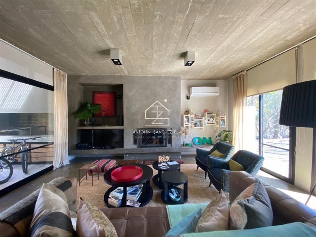 Casa estilo Moderno en Barrio Privado La Arbolada