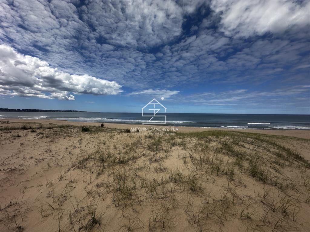 Venta en exclusiva terreno primera línea al mar