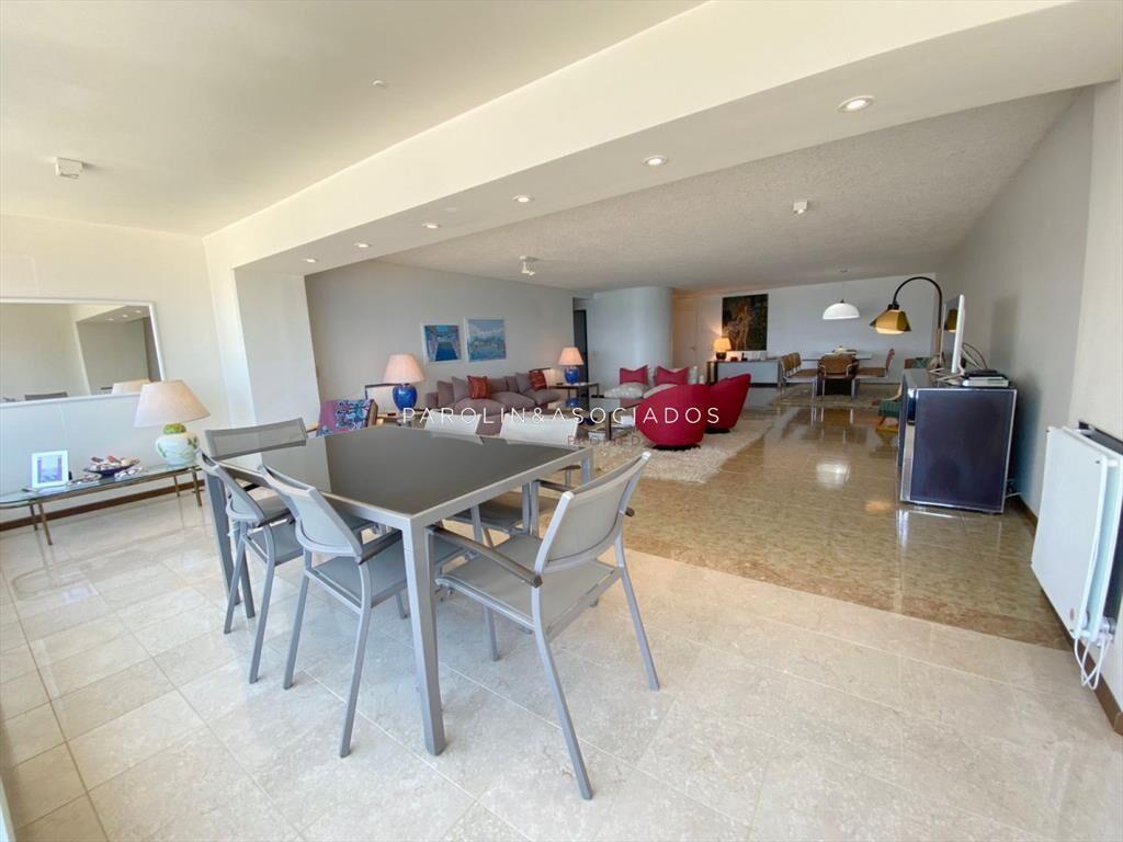 Apartamento en venta de 3 dormitorios en edificio
