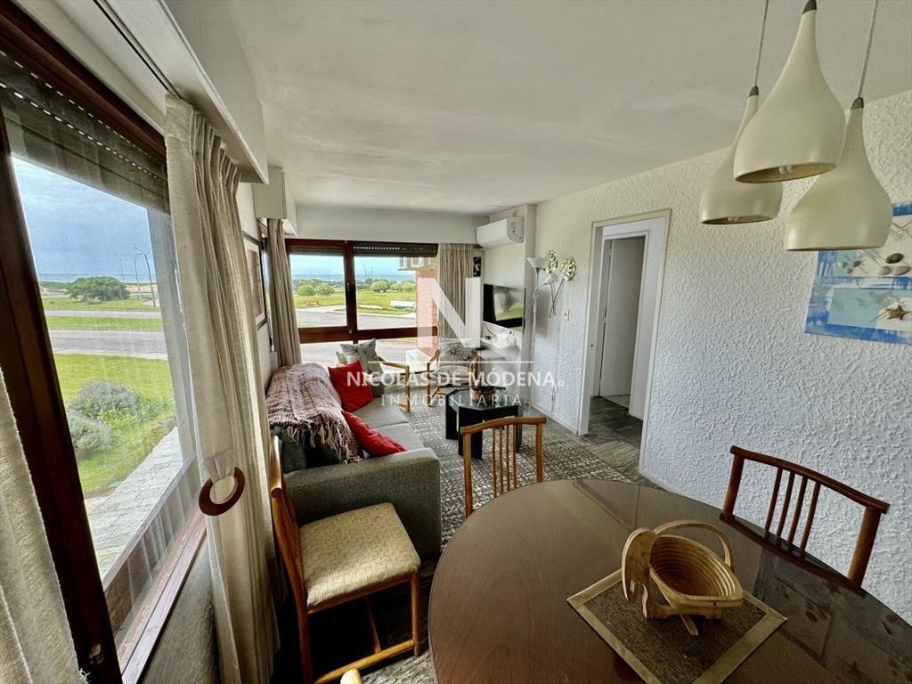 OPORTUNIDAD ! Apartamento de 2 dormitorios frente a Playa B