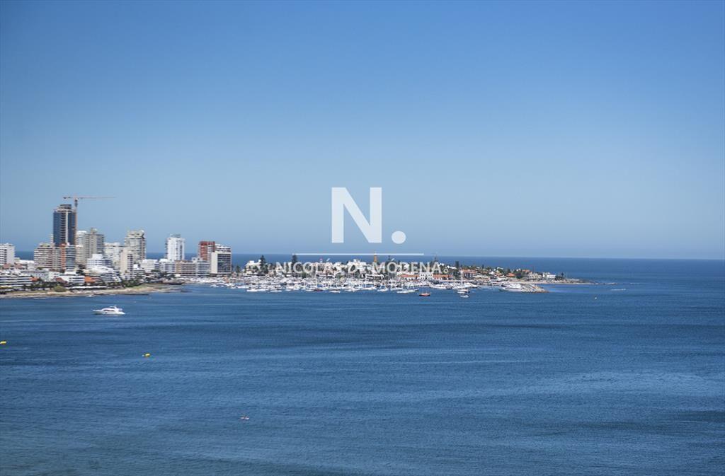 Vende Apartamento de 4 dormitorios en playa de a