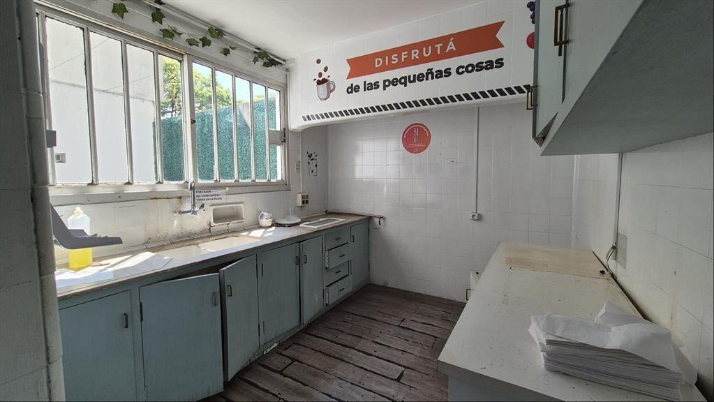 VENTA- OFICINA-LOCAL- SOBRE BVAR ARTIGAS