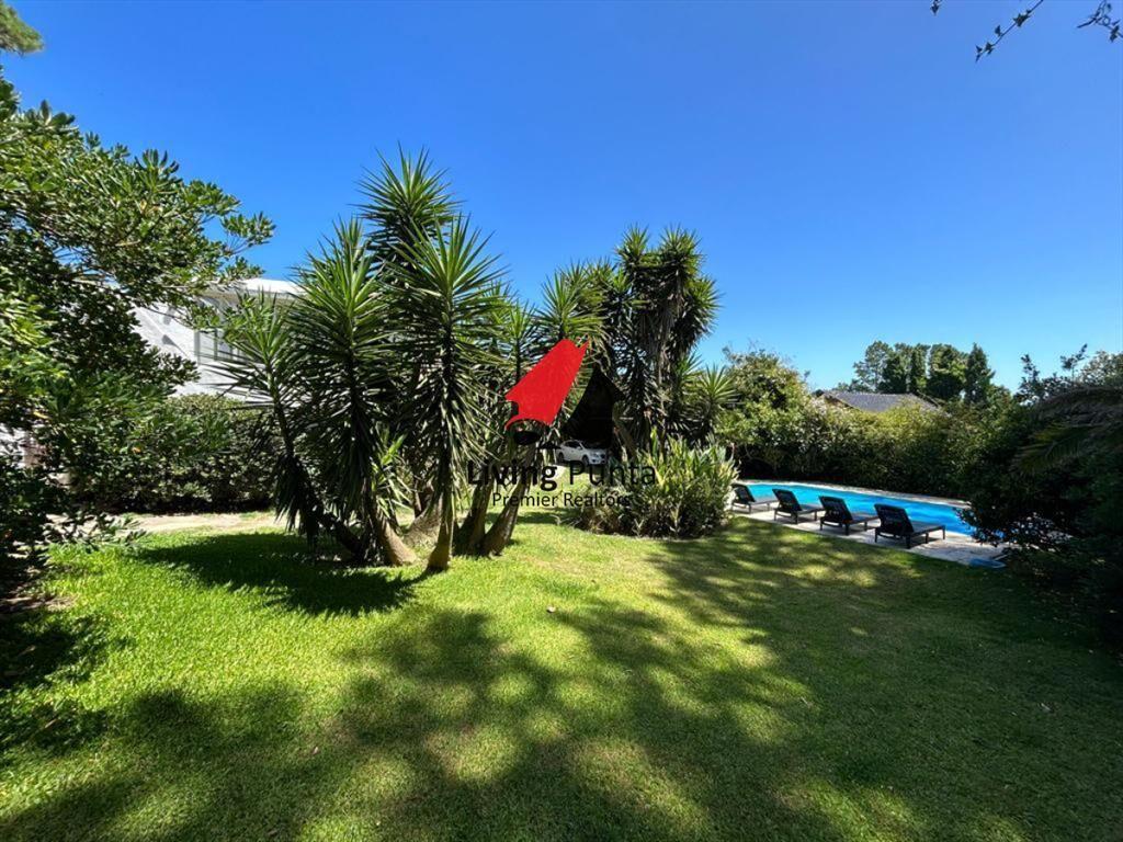 OPORTUNIDAD. VENDE CASA EN EXCELENTE ESTADO, CON PISCINA EN