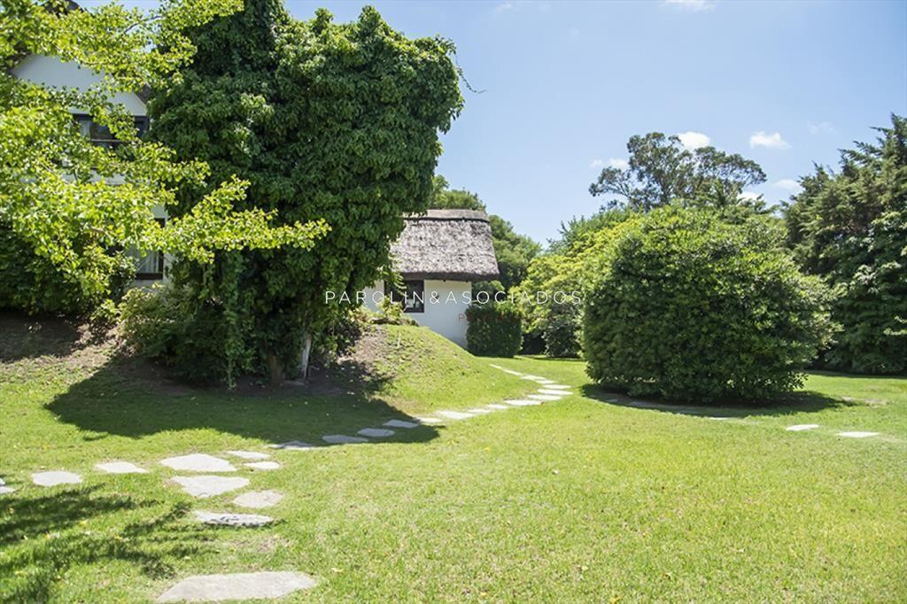 Casa de gran porte en venta en Golf, Punta del Este.