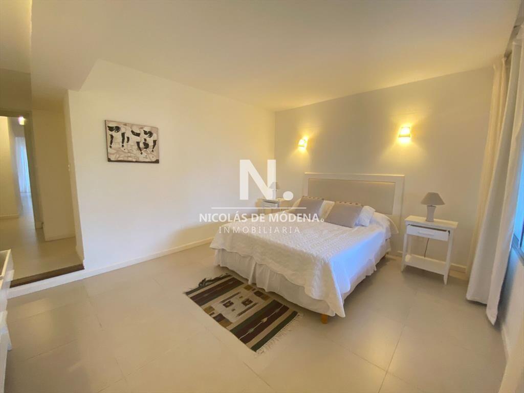 Vende apartamento de 2 Dormitorios en suite, con excelente