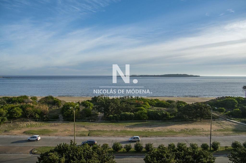 Departamento en venta frente a Playa Mansa en