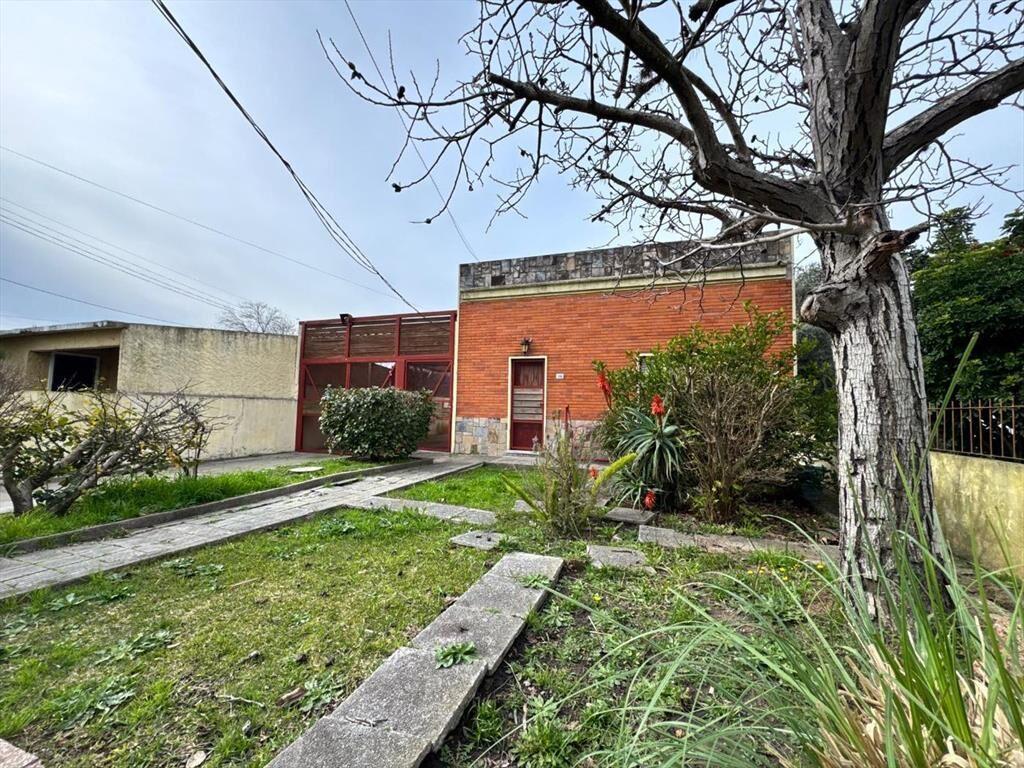 Venta 2 casas en barrio Peñarol 3 dormitorios c/u