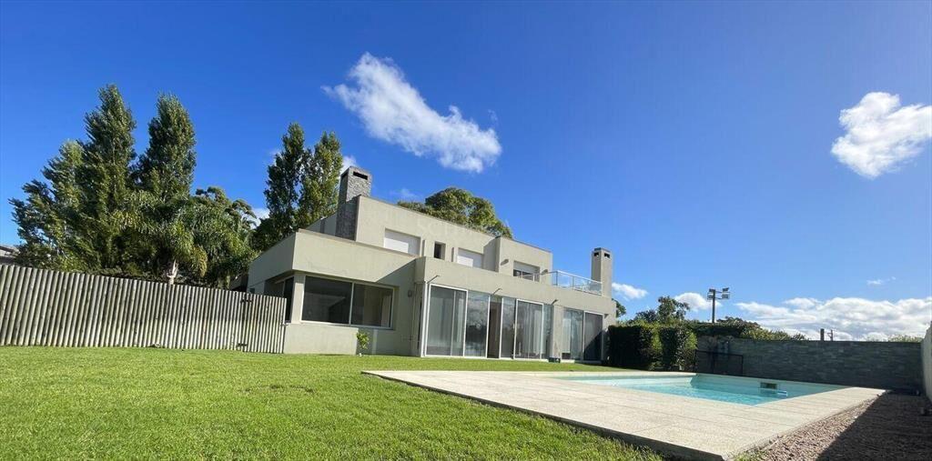 Venta casa minimalista 5 dormitorios, piscina | San Nicolás