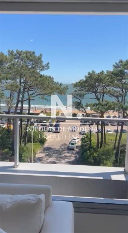 Vende apartamento de 2 dormitorios frente al mar.