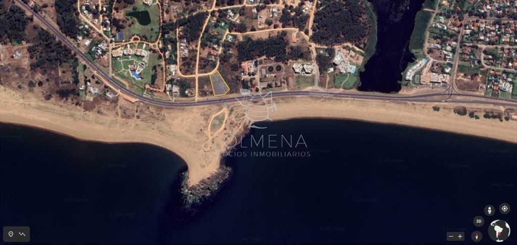 Terreno en primera fila Playa Mansa - Apto