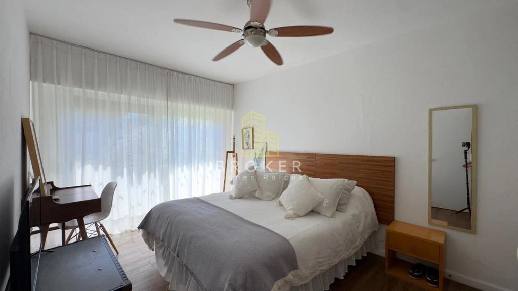 Alquiler anual de amplia y moderna casa en barrio