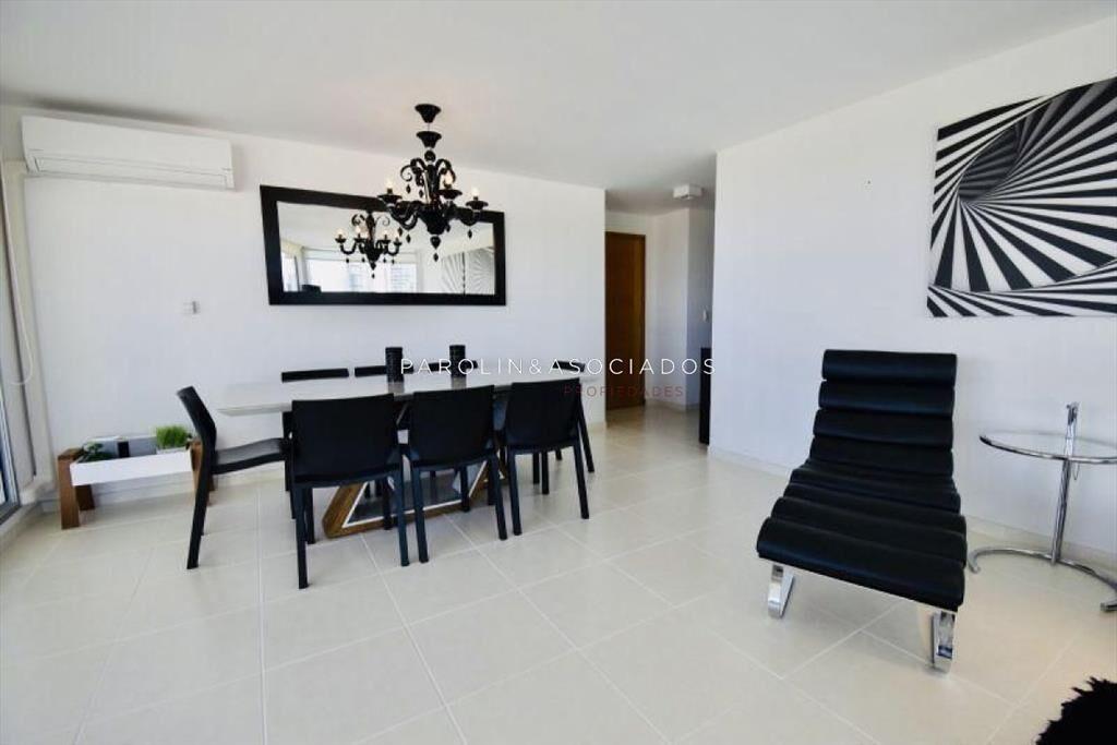 Apartamento de 3 dormitorios en venta en Season Tower, Punt