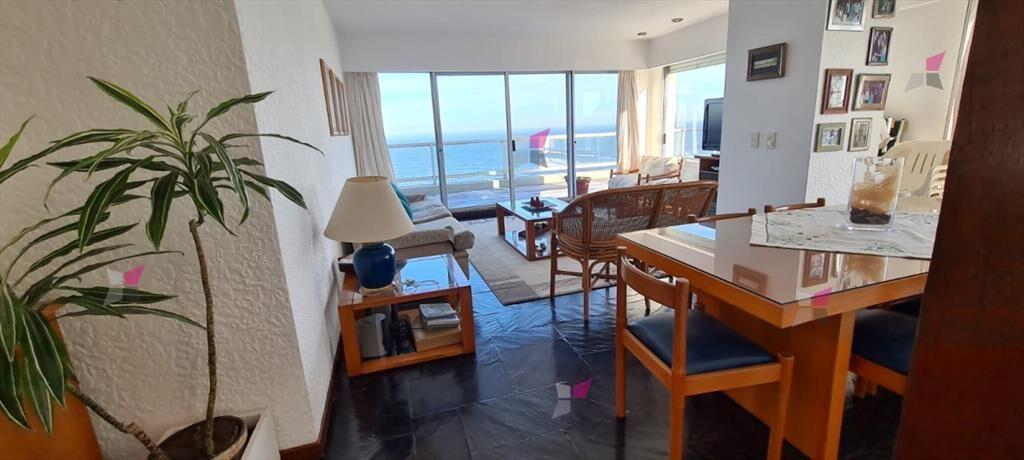 VENTA DE APARTAMENTO DE 2 DORMITORIOS FRENTE AL MAR EN BRAV