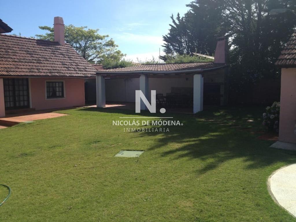 Casa de 4 dormitorios con piscina en pinares para
