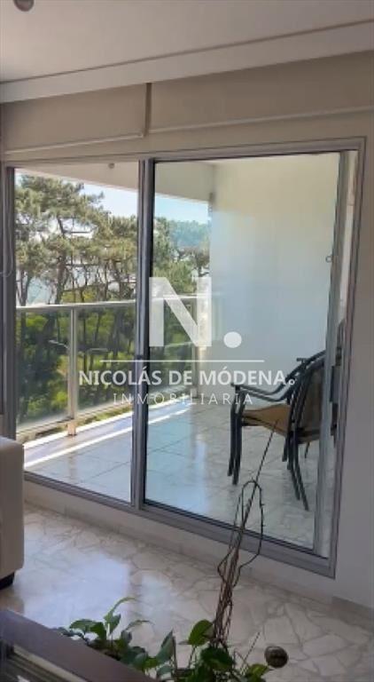 Vende apartamento de 2 dormitorios frente al mar.