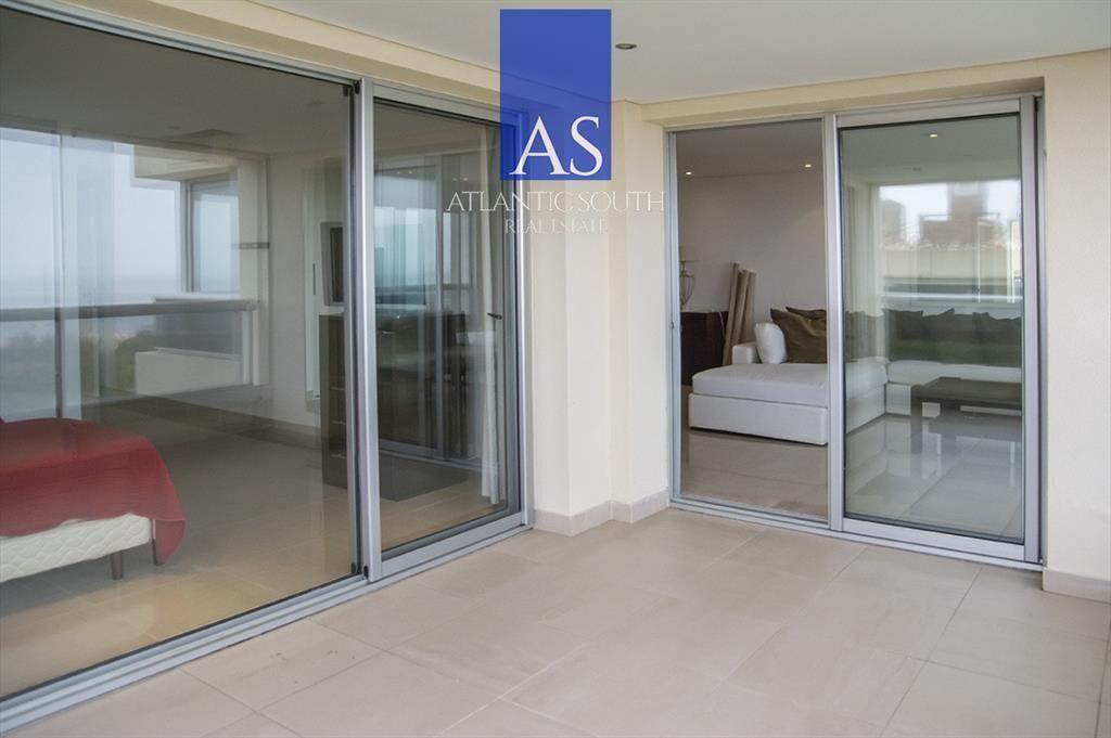 Apartamento frente a al mar Playa Brava en venta.