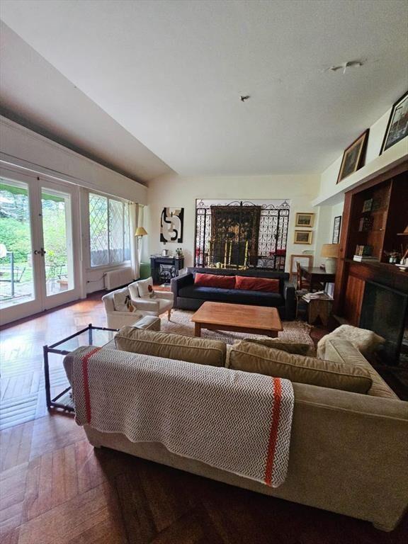 Venta dos casas sobre importante terreno de 4488 m² en