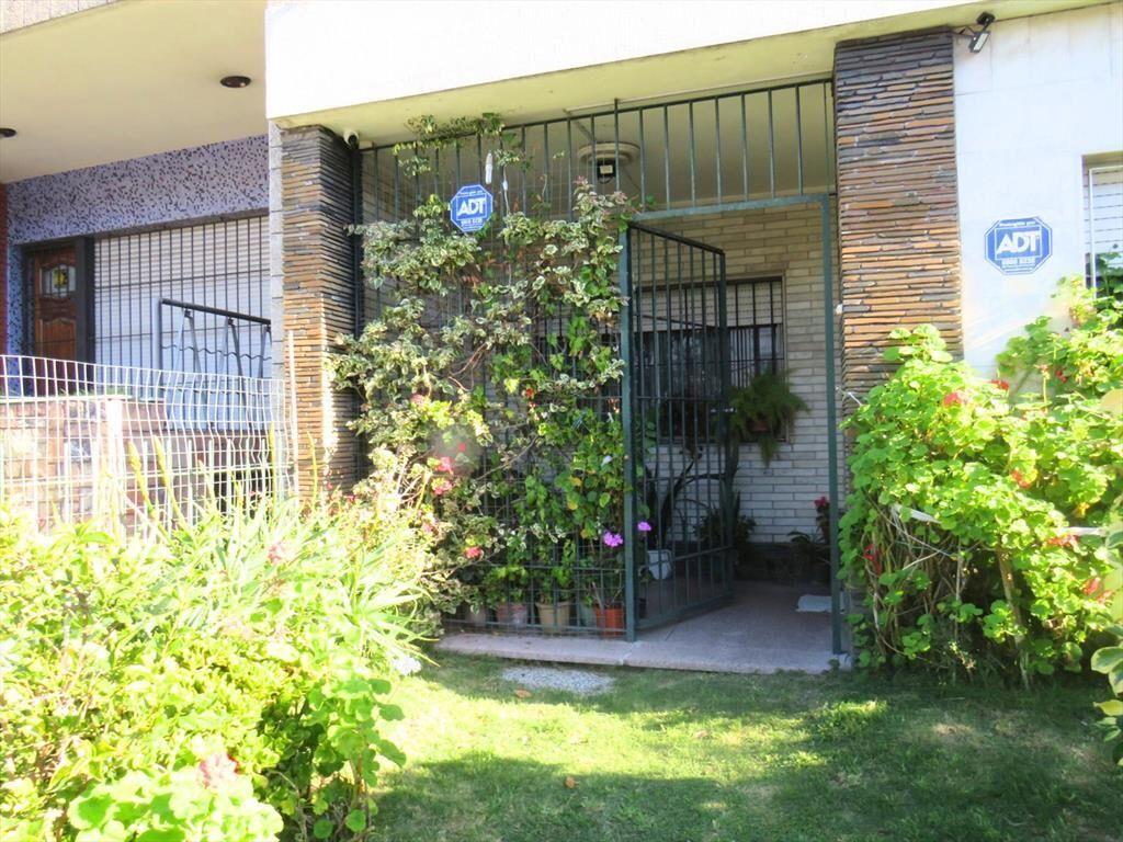 Venta casa ph tres dormitorios baño completo y barbacoa Pas