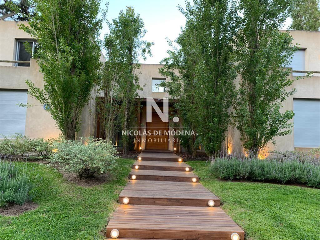 Vende espectacular casa en Segunda lÃ­nea a la ,
