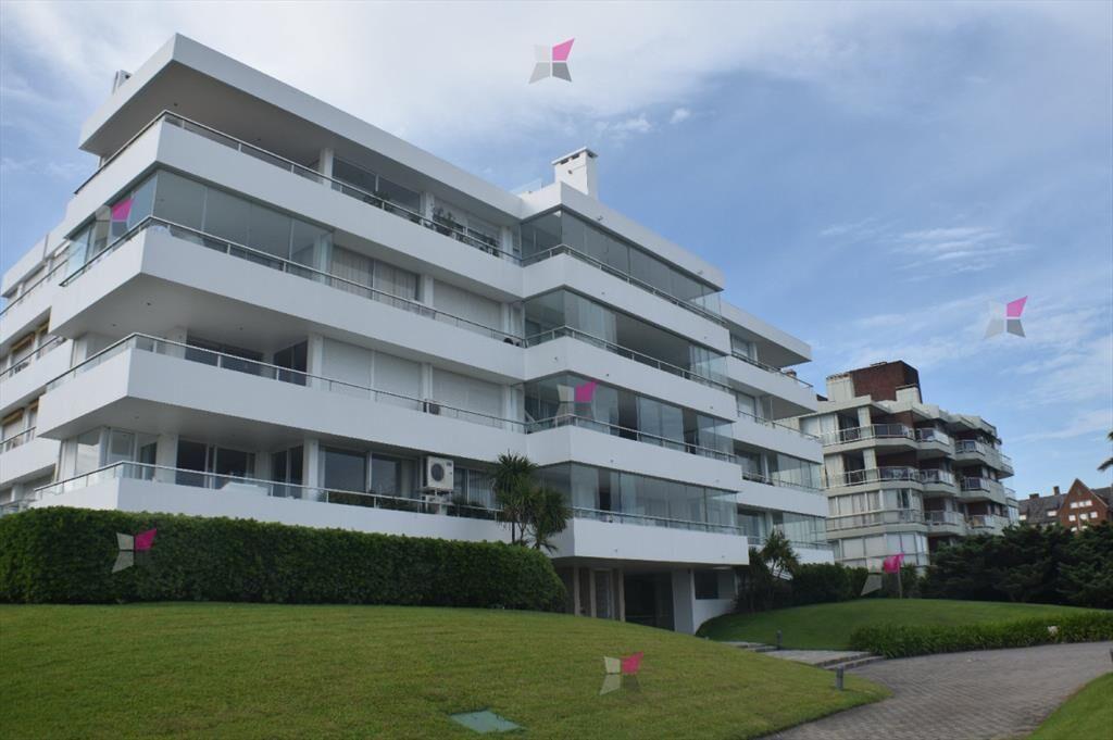 VENTA DE APARTAMENTO DE 3 DORMITORIOS FRENTE AL MAR EN BRAV