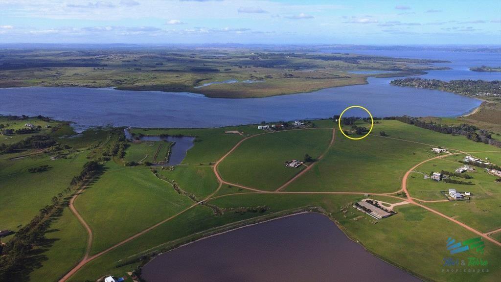 Venta de terreno en Laguna de los Cisnes de 6.700