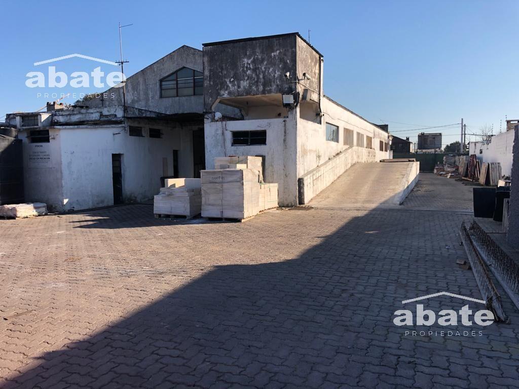 Gran local para depósito. Terreno de 8.089 m2 con salida a