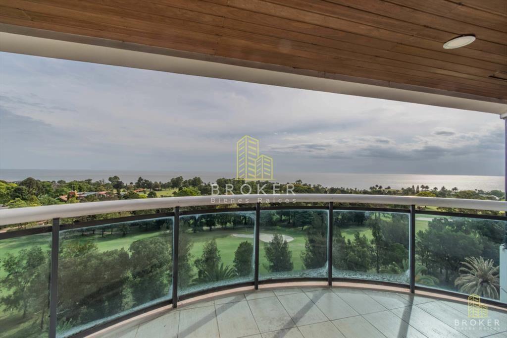 Penthouse de 4 dormitorios en Golf Punta Carretas