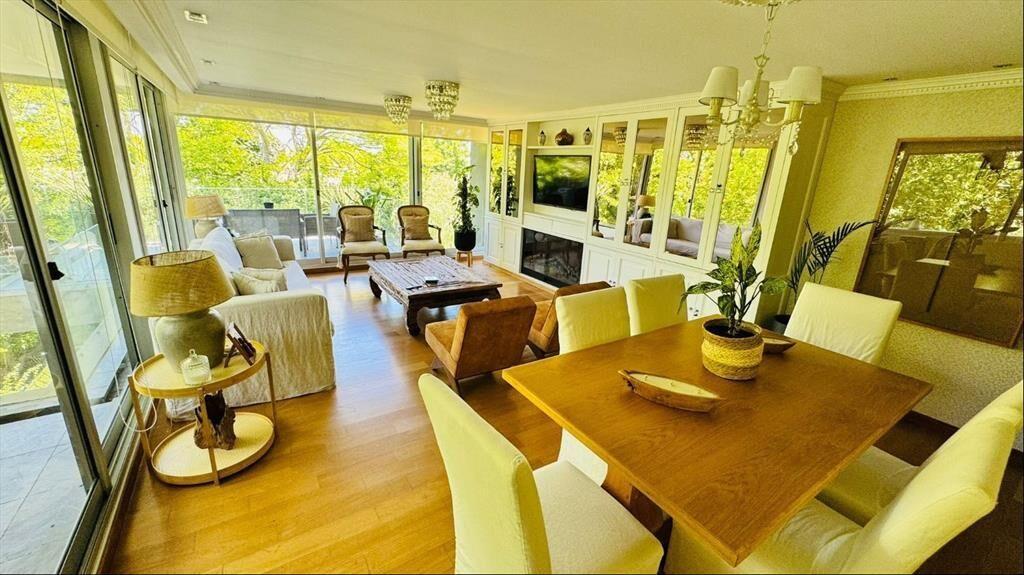 Apartamento tipo casa, 3 dormitorios, 3 baños, serv.completo