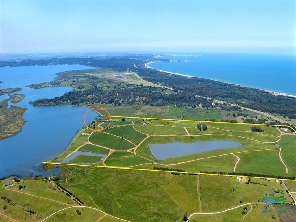Terreno de mas de 5000 m2 con costa de laguna en
