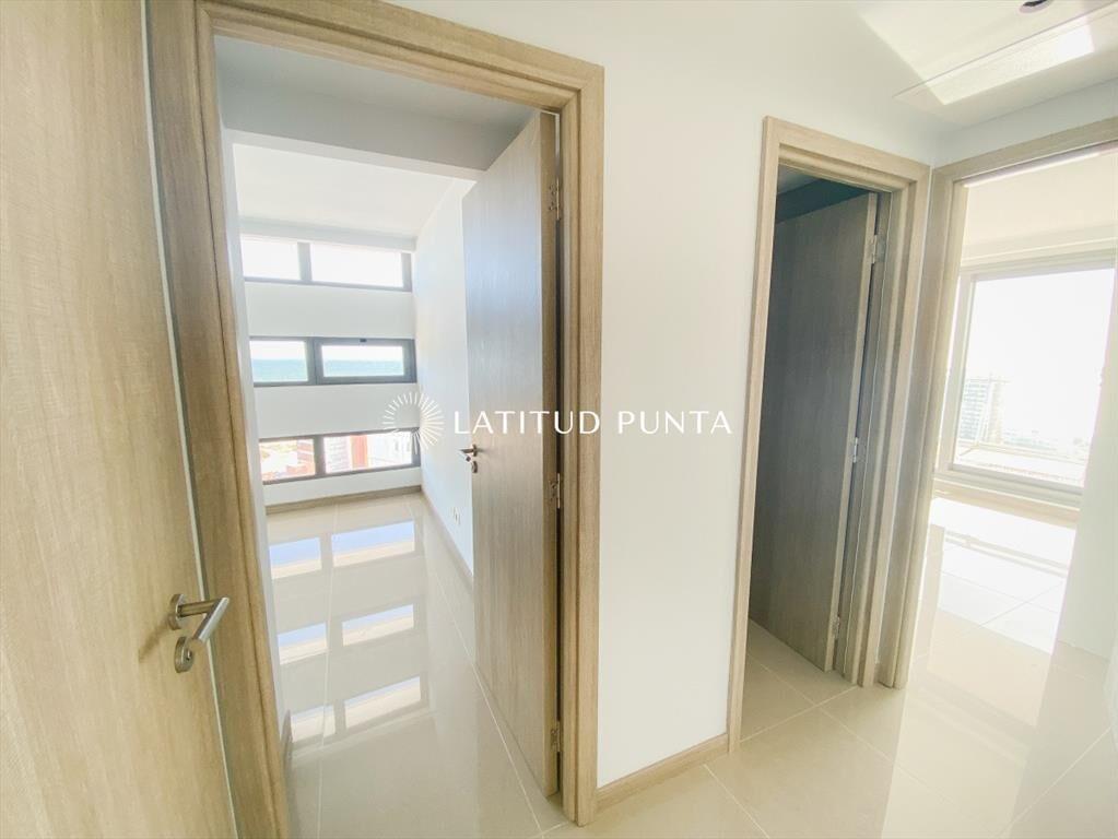 Piso alto pasante en Brava, 3 dormitorios, y