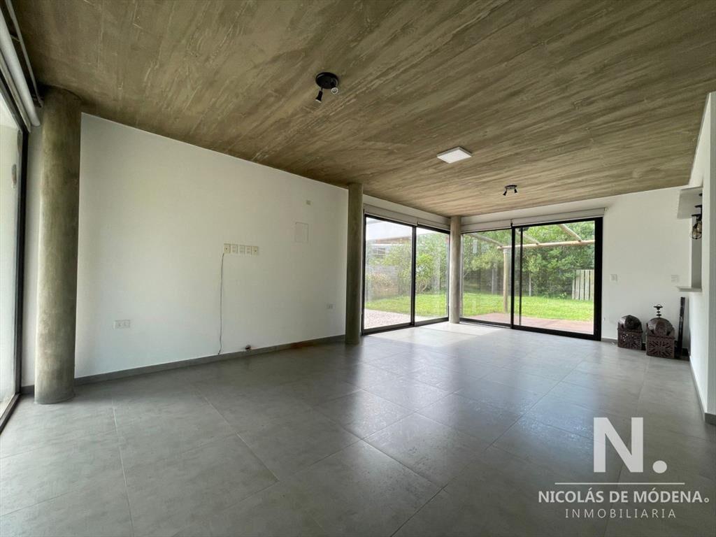 Vende casa, moderna. 3 dormitorios y 3 baños, Barrio Marly