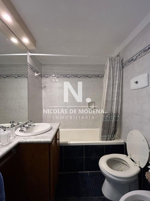 Vende apartamento frente al mar de 3 dormitorios