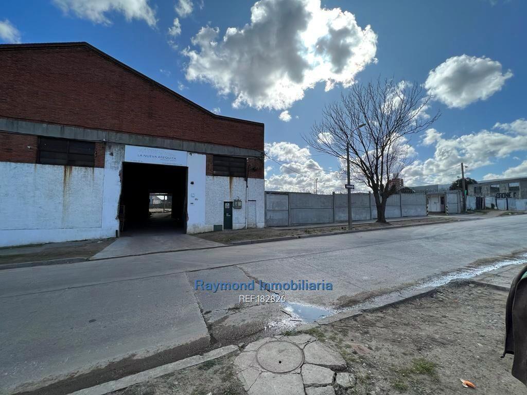 1200m2 contruidos en terreno de 3500m2 en Bella Vista