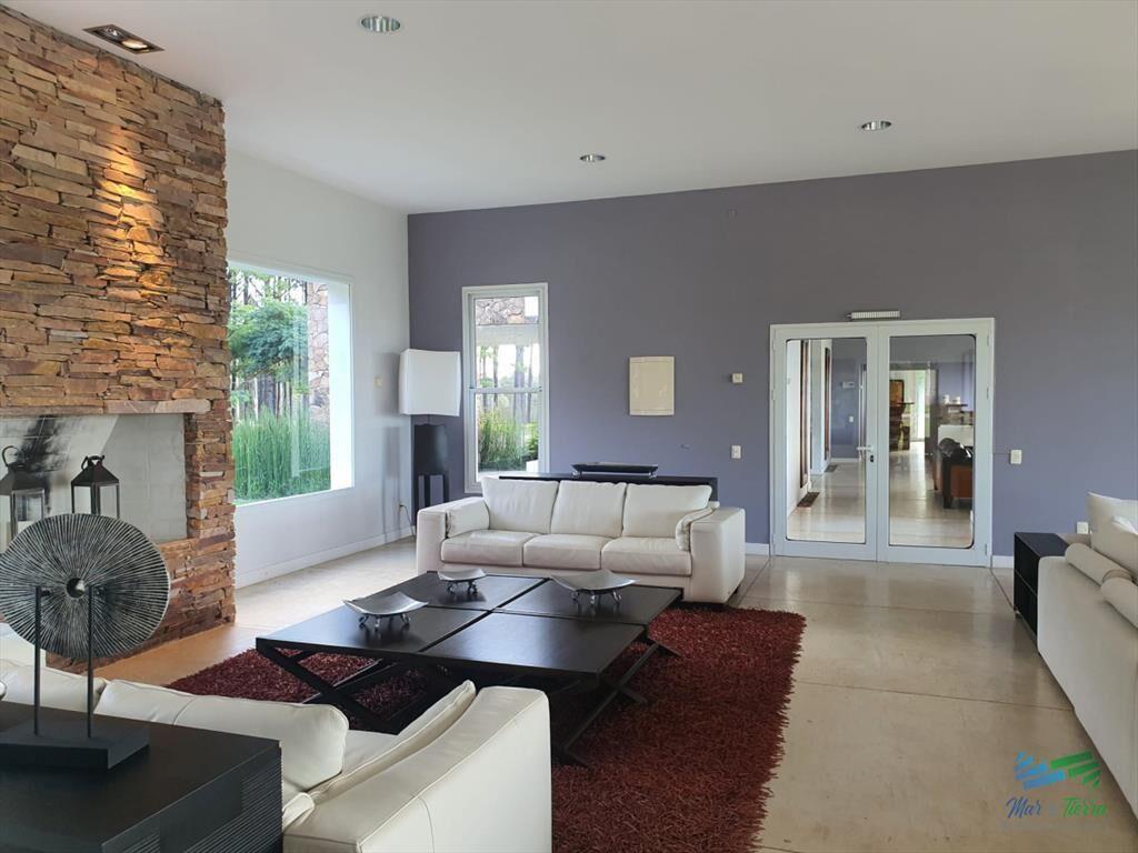 Venta de gran terreno en barrio privado con costa