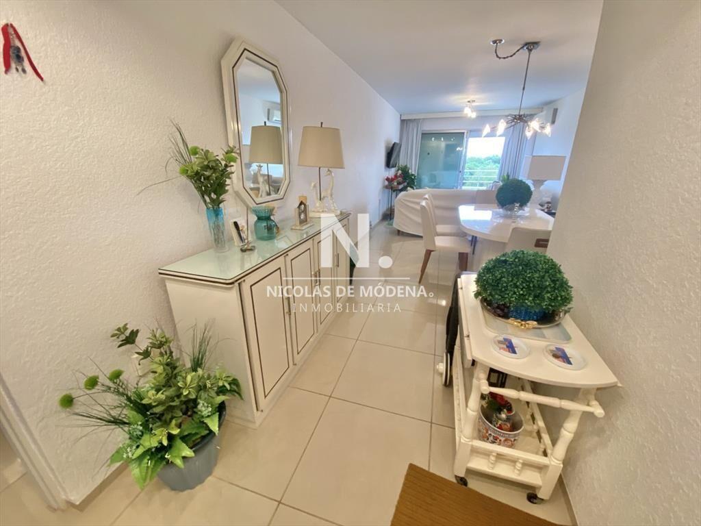 Vende impecable apartamento de 3 dormitorios, en