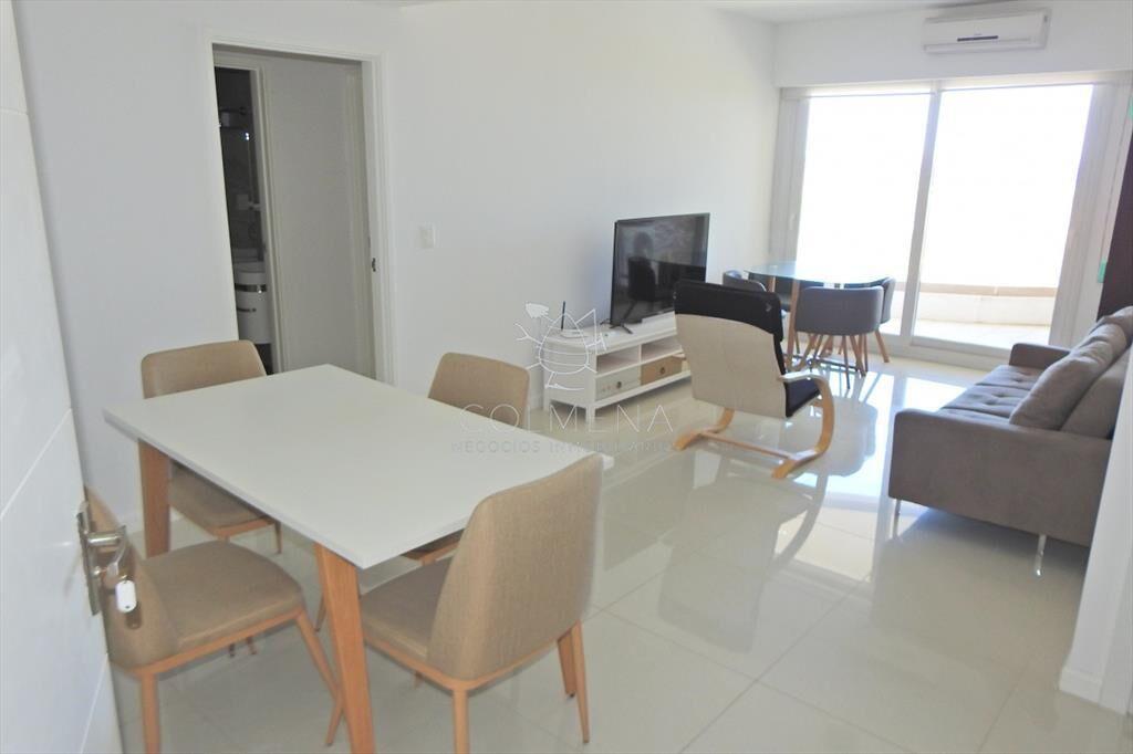 Precioso apartamento en Pinares Punta del Este.-