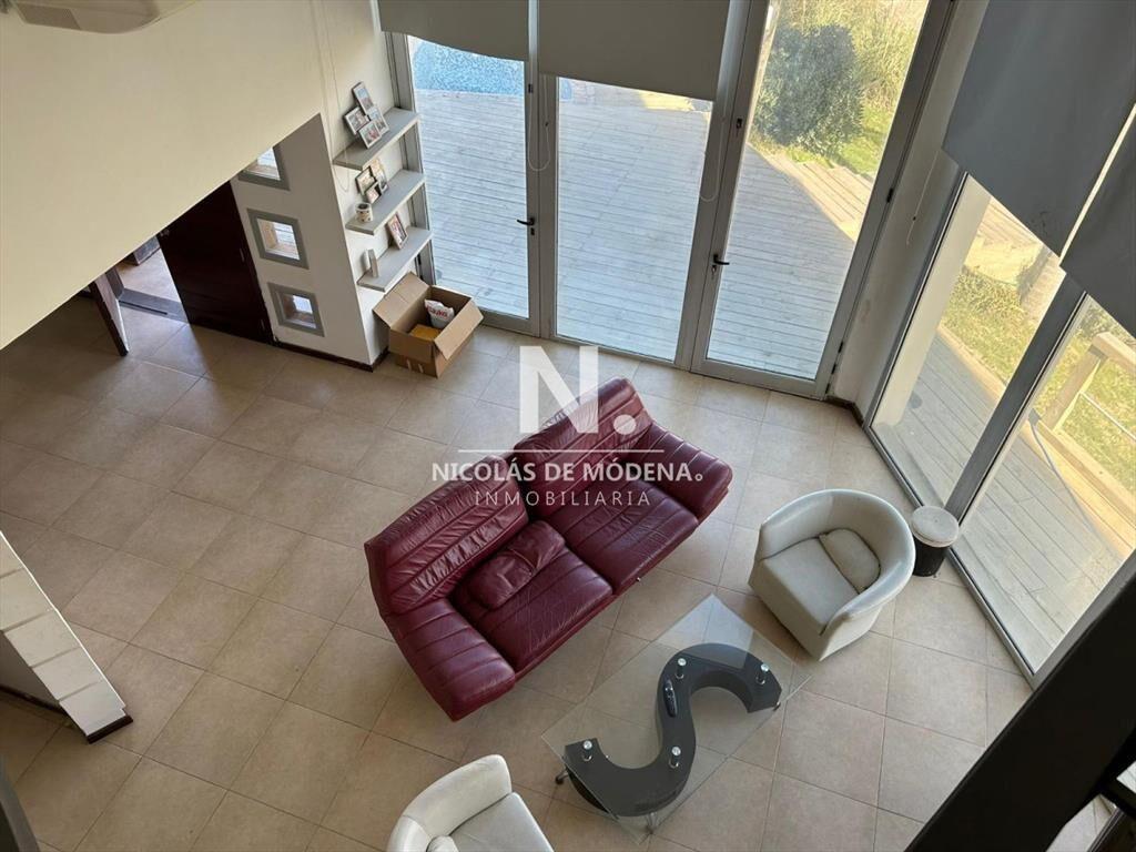 Vende casa tipo cabaña de 3 dormitorios en el