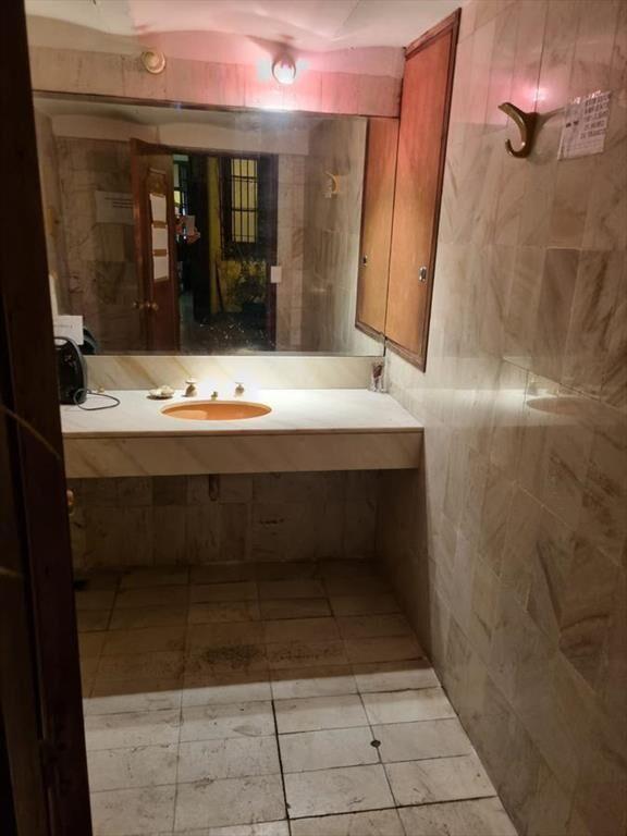 local - Peatonal Sarandi y Bartolome Mitre , 8 mts de frent