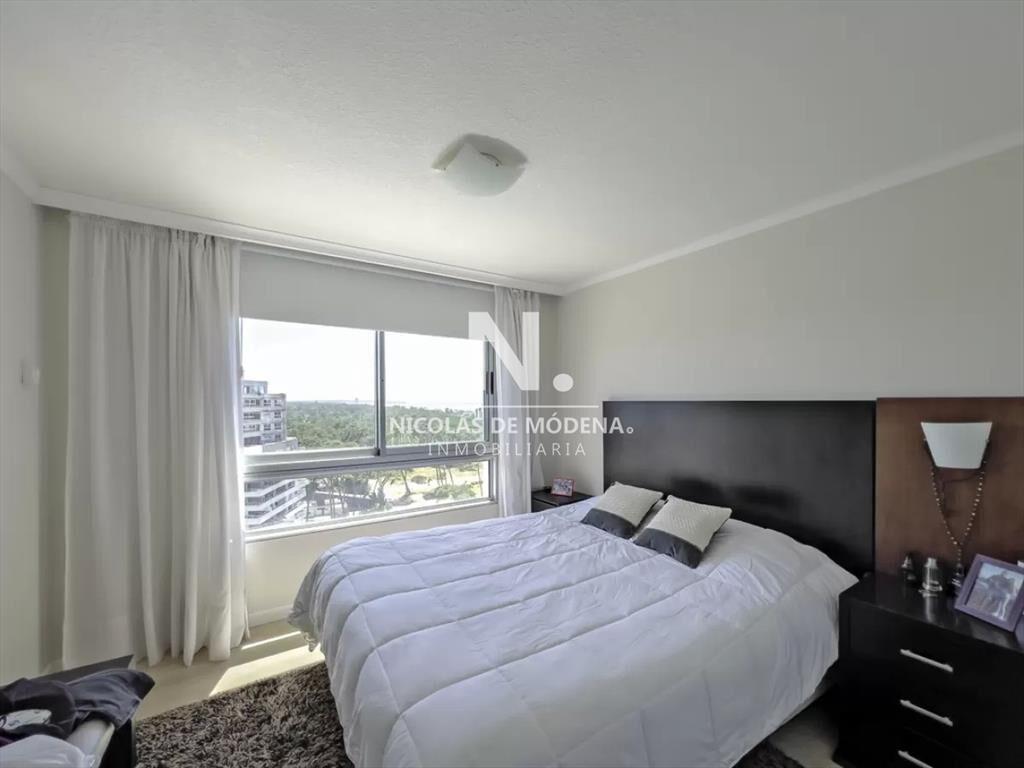 Piso alto en venta en Ocean Drive - 2 dorm 2