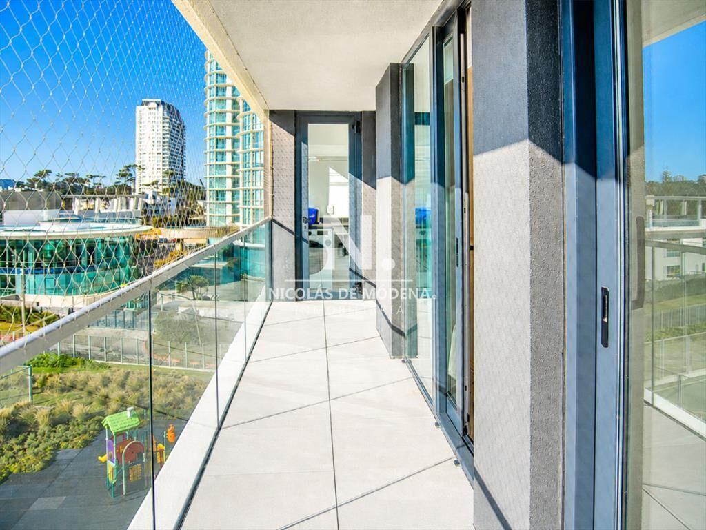Vende apartamento de 3 dormitorios en suite en al