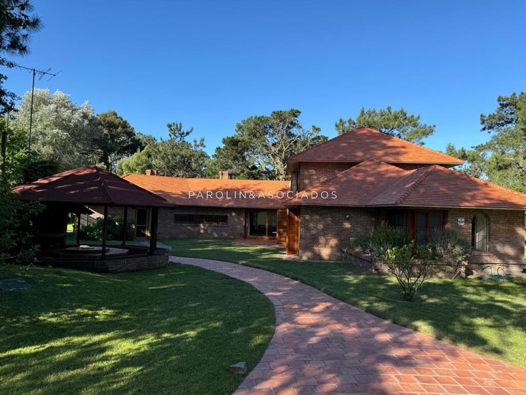 Casa en venta de 4 dormitorios en Golf, Punta del Este.