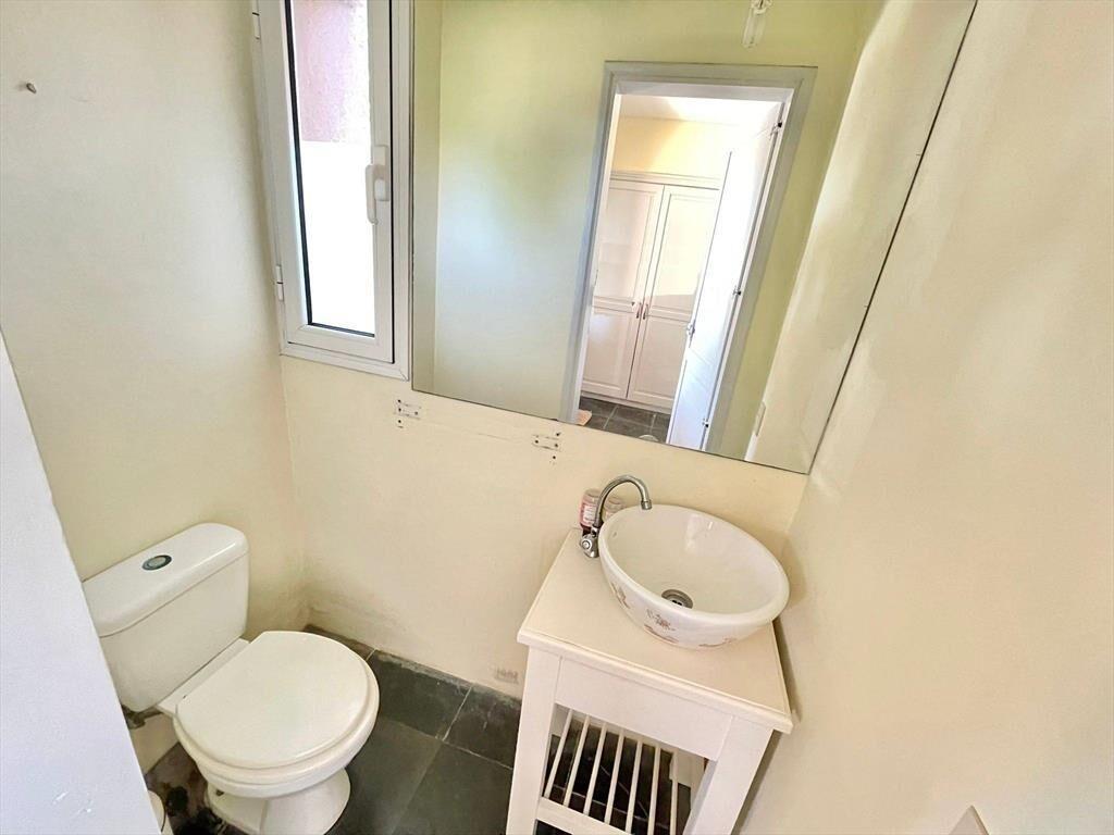 Venta Casa de 4 dormitorios y servicio en Altos de la Tahona