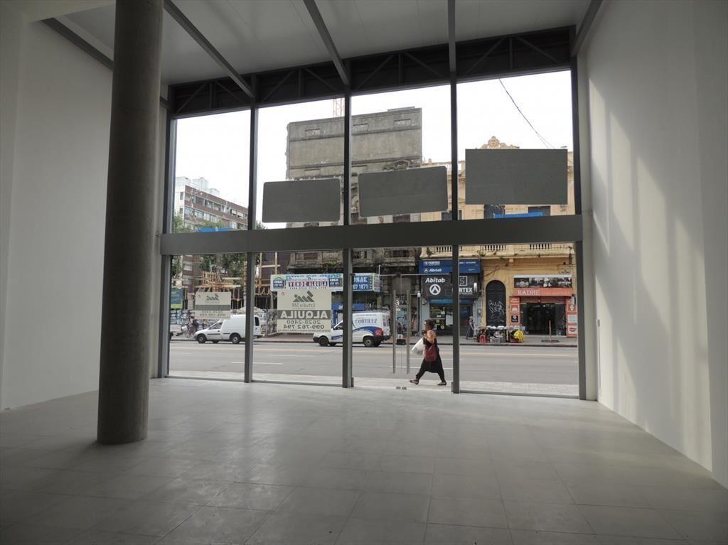 Excelente local comercial sobre 18 de Julio, con renta a e