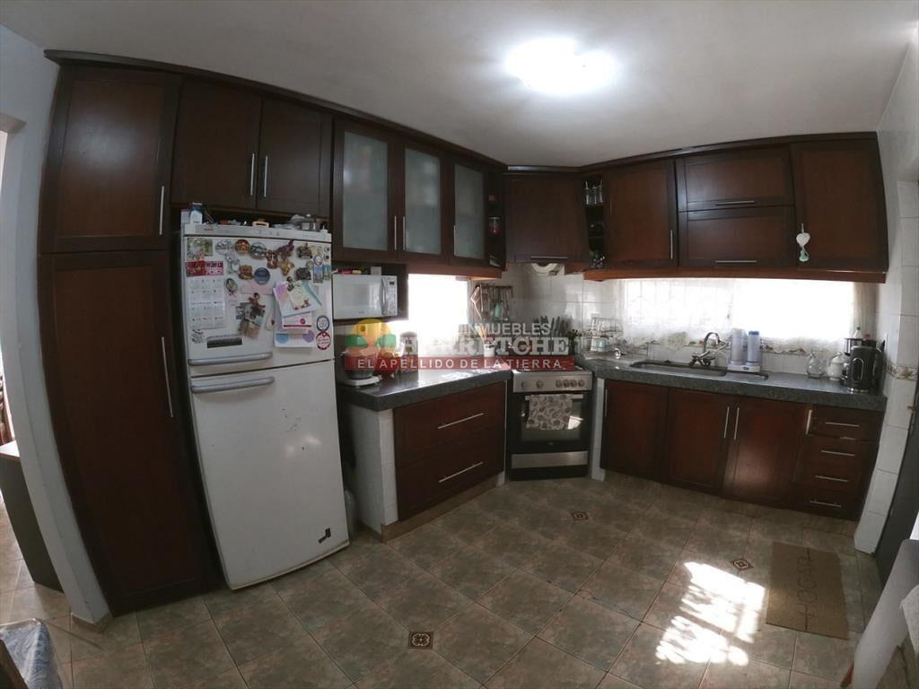 Chalet en Lezica de 3 dormitorios , 2 baños , garage , par