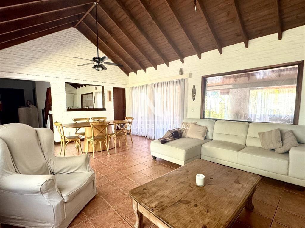 Alquila casa en Punta del Este de 4 dormitorios, excelente