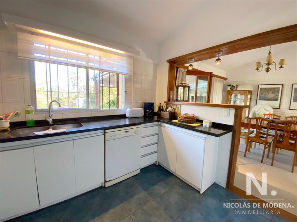 CASA EN VENTA DE 6 DORMITORIOS, PINARES PUNTA DEL ESTE
