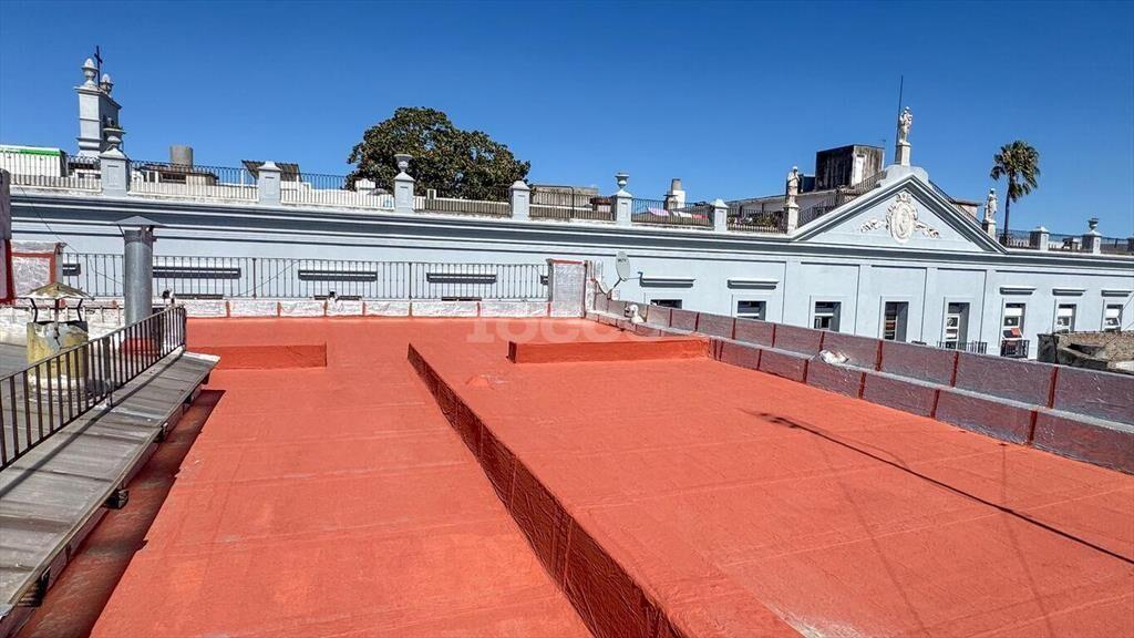 Venta con Renta de Local Comercial y 2 Apartamentos en Ciud