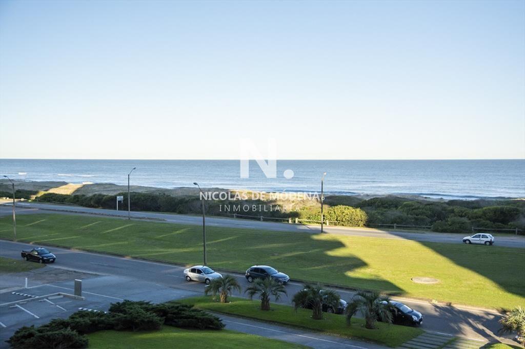 Departamento en venta frente al mar. Torre Lobos,